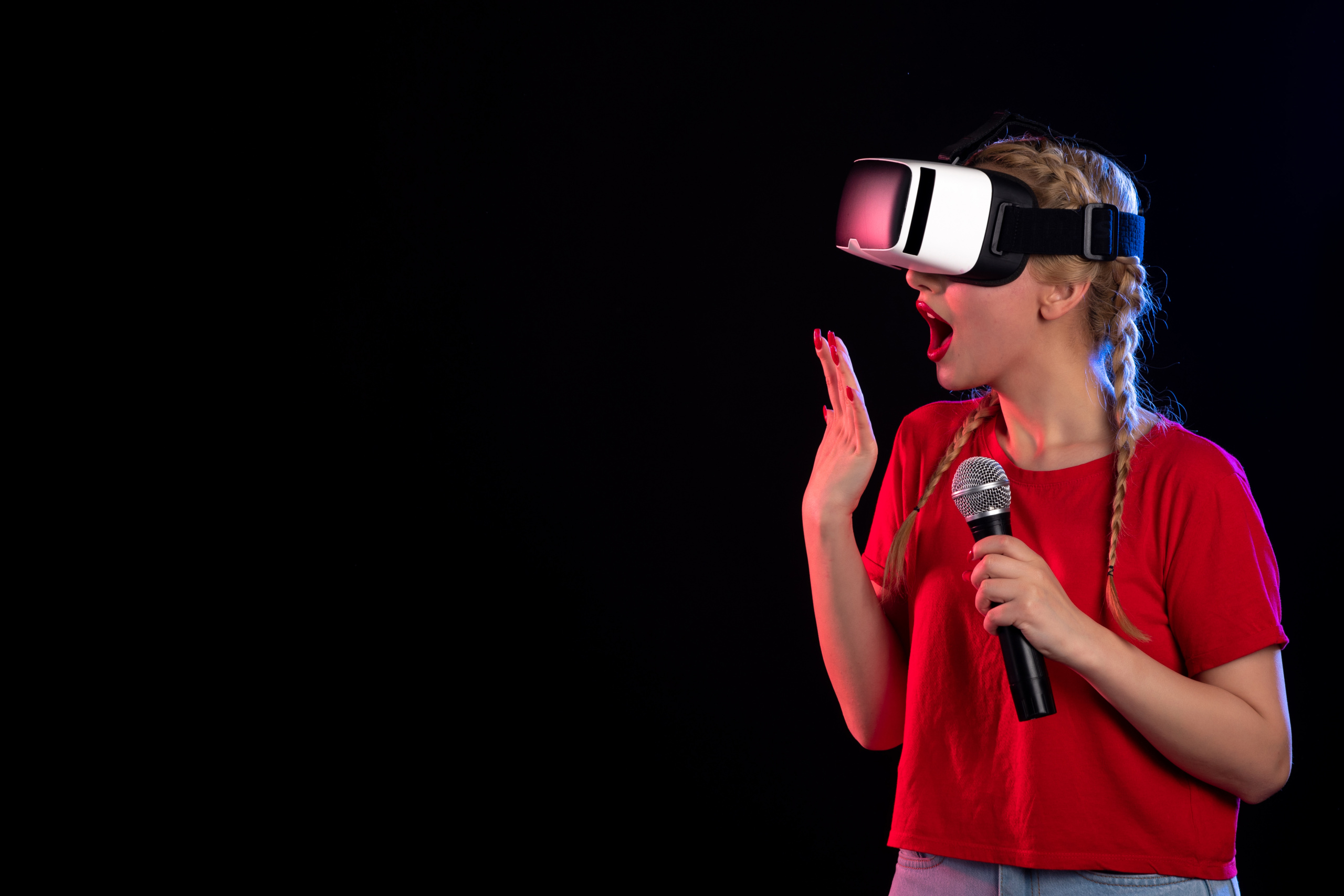 portrait-young-lady-playing-vr-singing-dark-wall